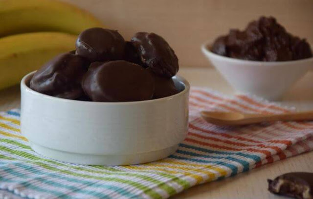 Παγωμένες σοκολάτενιες μπουκιές με μπανάνα και πραλίνα φουντουκιού