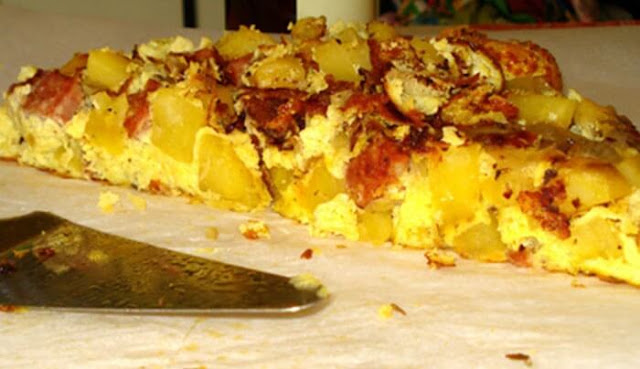 Ομελέτα φούρνου με πατάτες και λουκάνικα